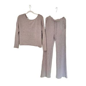 GILI NWT 2 piece set oatmeal color size small